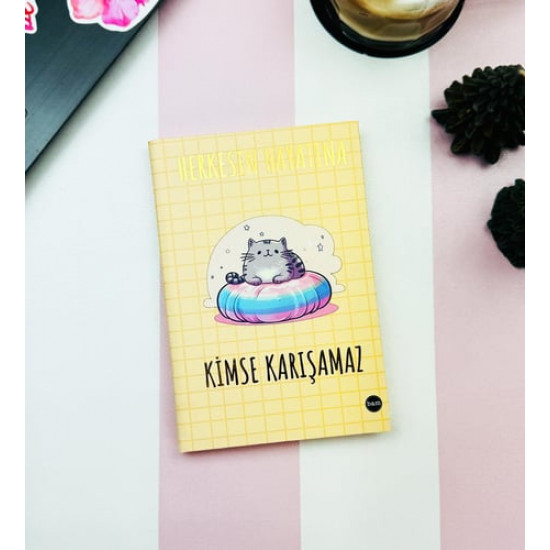 Herkesin Hayatına Kimse Karışamaz Tasarımlı Lastikli Defter